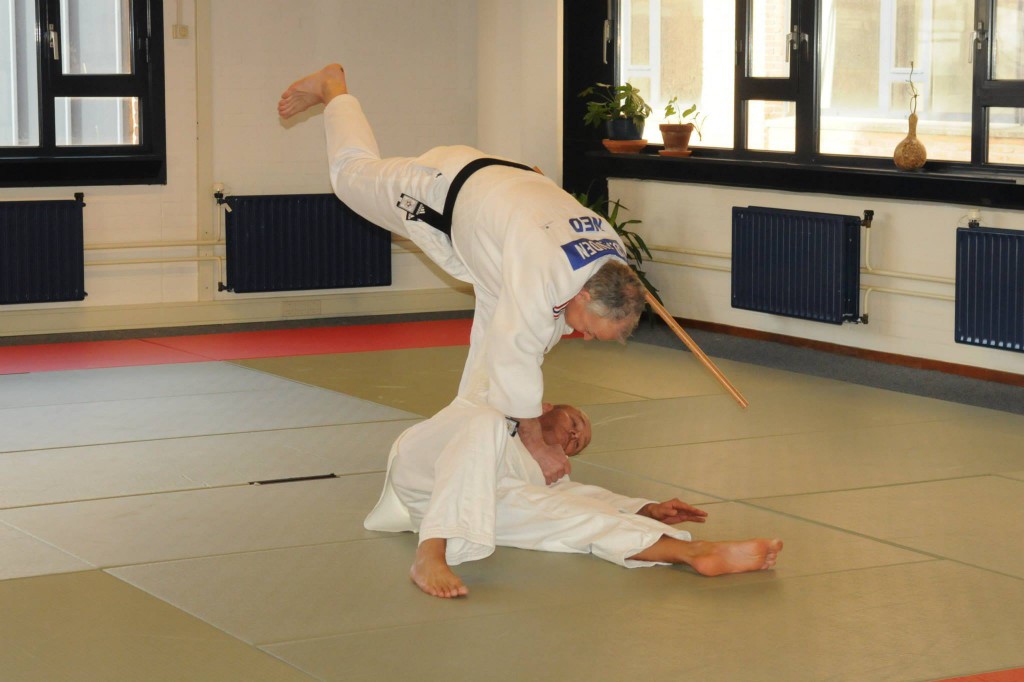 Cor van der Heijden die O-Soto-Gari maakt in het Kodokan Goshin Jitsu